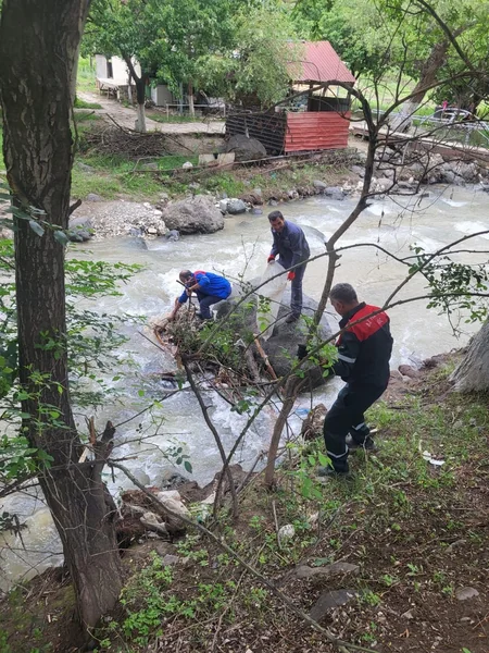 Bir sıra bölgələrdə çay sahilləri tullantılardan təmizlənib