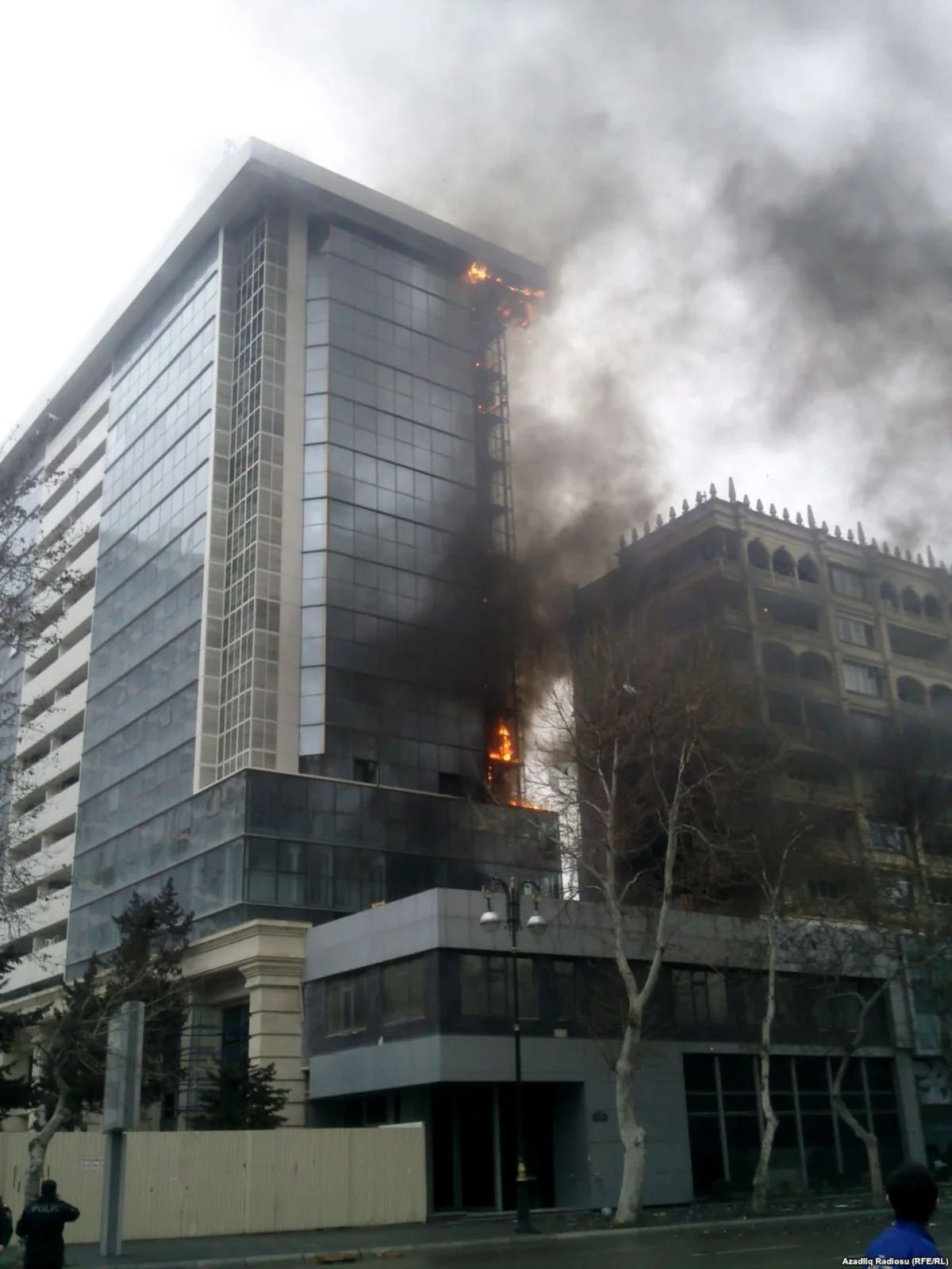 Bakıda hündürmərtəbəli binada yanğın başlayıb