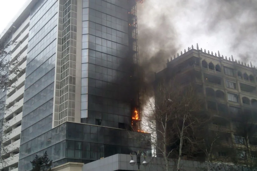 Bakıda hündürmərtəbəli binada yanğın başlayıb