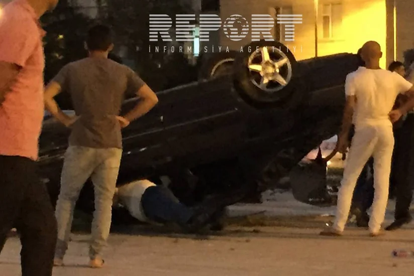 Xətai rayonunda Mercedes markalı avtomobil aşıb - FOTO