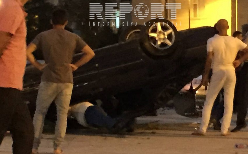 Xətai rayonunda Mercedes markalı avtomobil aşıb - FOTO
