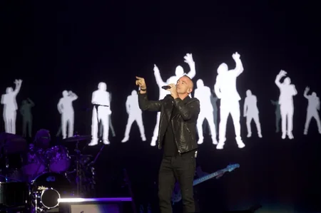 İtalyan müğənni Eros Ramazzotti Bakıda ilk dəfə konsert verib