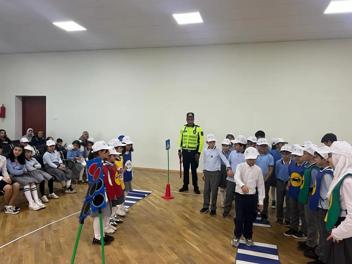 Bakı polisi məktəblilərə yol hərəkəti qaydaları ilə bağlı təlim keçib