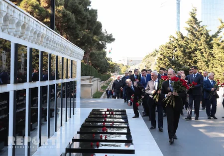 Энергетики посетили могилу общенационального лидера Гейдара Алиева и Аллею шехидов - ФОТО