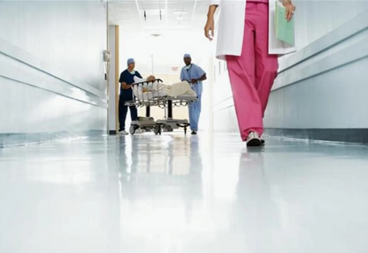 Bakıda başına kondisioner düşən gənc ağır xəsarət alıb