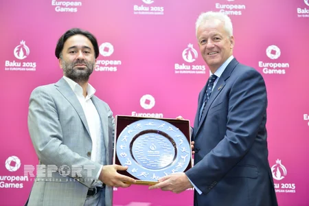 ​“Bakı 2015”in Ulduz Elçilərinə xatirə hədiyyələri təqdim olunub