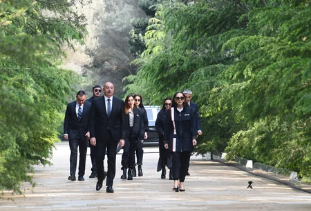 İlham Əliyev, Mehriban Əliyeva və ailə üzvləri Heydər Əliyevin Fəxri xiyabanda məzarını ziyarət ediblər