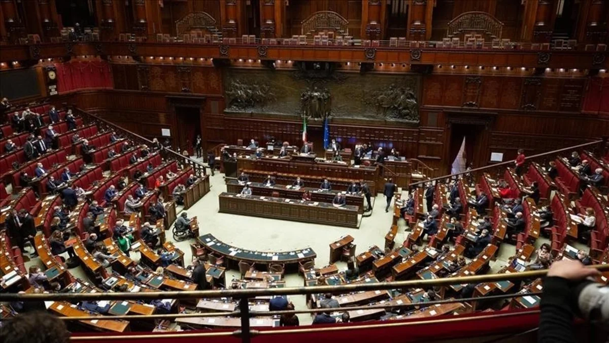 İtaliyada növbədənkənar parlament seçkiləri sentyabrda keçiriləcək
