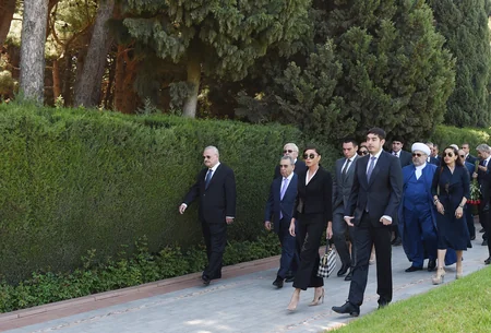 Azərbaycan Prezidenti Ümummilli Lider Heydər Əliyevin məzarını ziyarət edib
