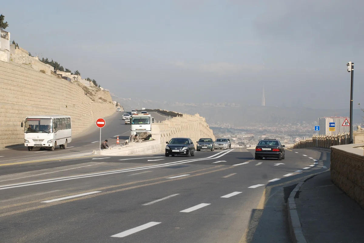 Bakıda 20-ci sahə - “Bibiheybət” məscidi yolu avtobuslar üçün bağlanıb