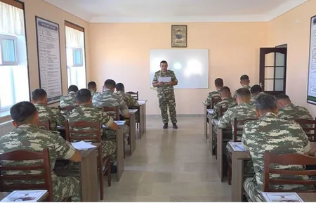Naxçıvan Qarnizonunda komandir hazırlığı üzrə məşğələlər keçirilib