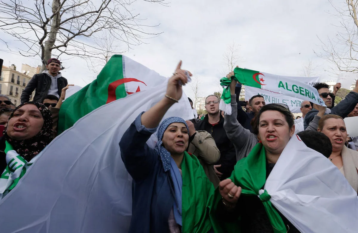 Əlcəzairdə islahatlar tələbi ilə nümayişlər keçirilib