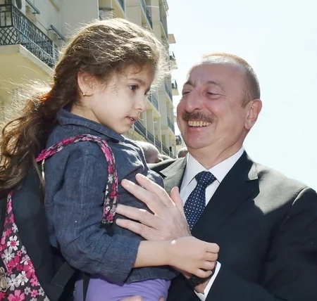 Prezident və birinci xanım “Sovetski”də vətəndaşların problemləri ilə tanış olublar - FOTO