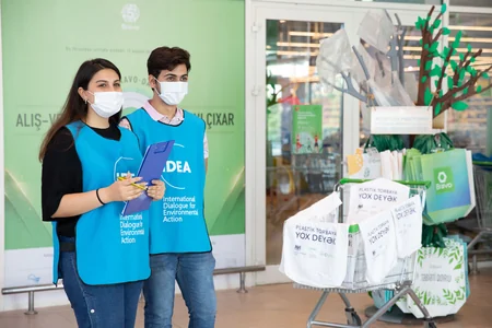 Plastiksiz iyul hərəkatı çərçivəsində alıcılara eko-çantalar paylanılıb