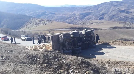 Tovuzda yük maşını aşıb, yol qısamüddətli bağlanıb - FOTO