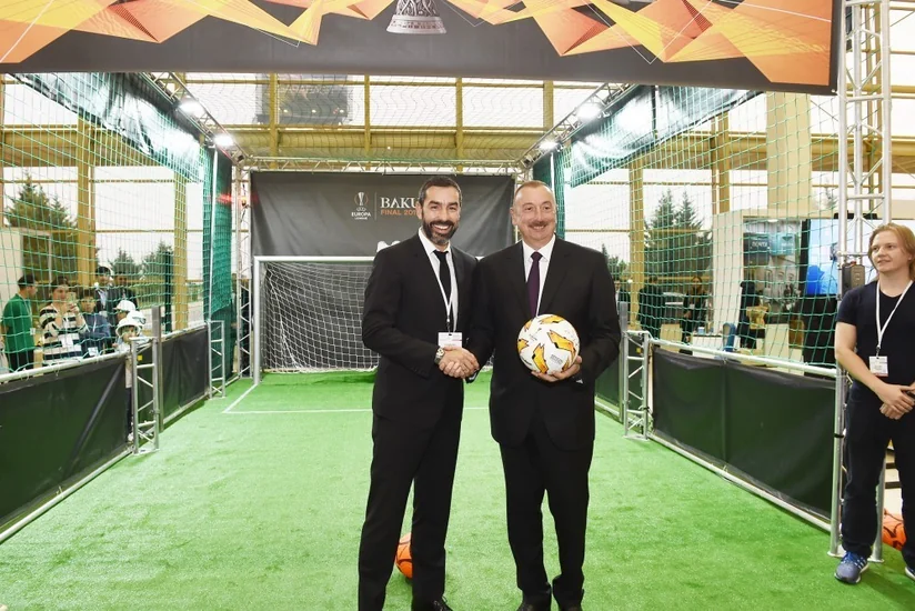 Prezident İlham Əliyev Bakıda məşhur fransalı futbolçu Robert Pireslə görüşüb