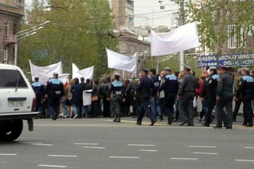 У Национального собрания Армении проходит акция протеста - ВИДЕО