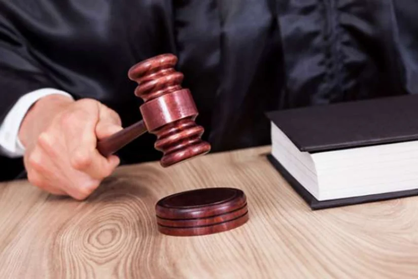 Dələduzluqda təqsirləndirilən şəxs məhkəmə zalından azadlığa buraxılıb