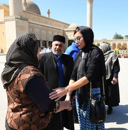 Mehriban Əliyeva Şamaxı Cümə məscidində olub - YENİLƏNİB