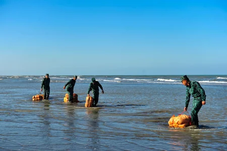 Xəzərin sahilində 200 kiloqramdan çox narkotik aşkarlanıb, üç nəfər saxlanılıb