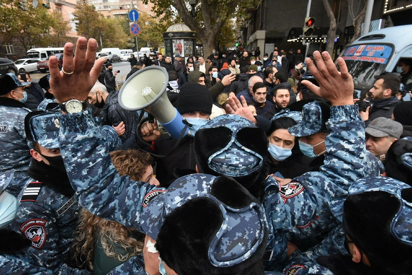 Протестующие пытаются войти в здание кабмина Армении