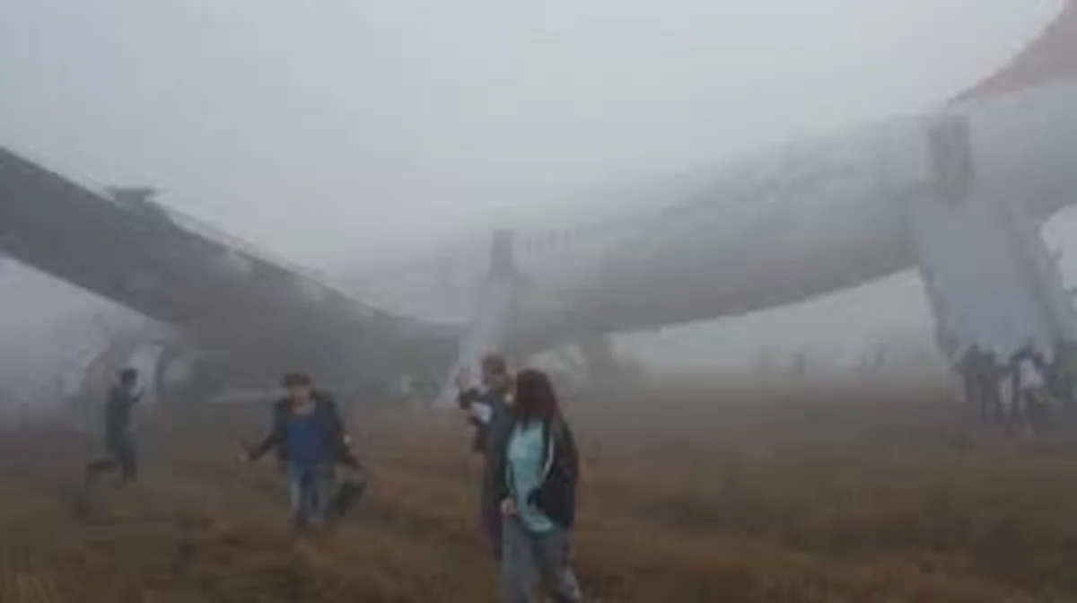 В Непале пассажирский самолет врезался в скалу в густом тумане