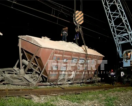 Azərbaycanda yük qatarı aşıb - FOTO