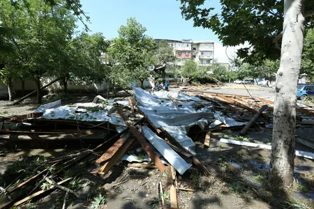 Güclü külək və intensiv yağış Gəncədə evlərə və təsərrüfata ziyan vurub