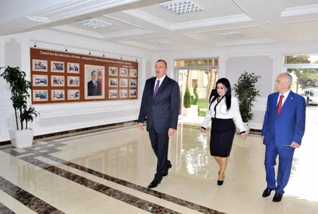 ​Prezident İlham Əliyev 148 nömrəli tam orta məktəbdə yenidənqurma işlərindən sonra yaradılan şəraitlə tanış olub