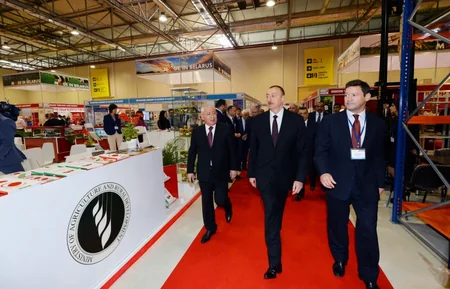 Prezident İlham Əliyev Beynəlxalq qida sənayesi və kənd təsərrüfatı sərgiləri ilə tanış olub