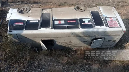 Gəncədə sərnişin avtobusu aşıb