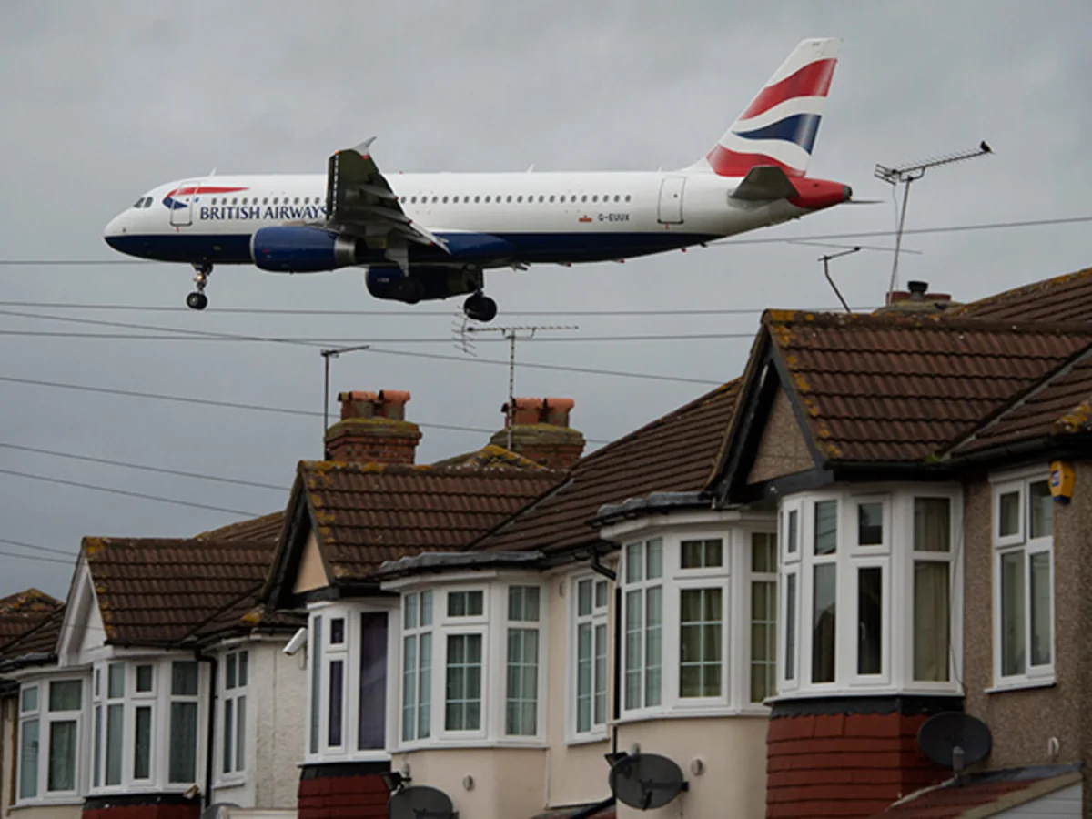 Londonda göyərtəsində 132 sərnişinin olduğu təyyarə dronla toqquşub