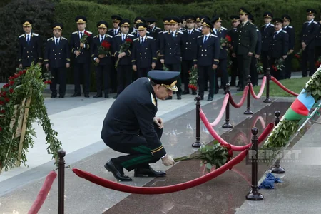 Kamran Əliyev prokurorluq işçilərinin peşə bayramı münasibətilə Fəxri xiyabanı ziyarət edib