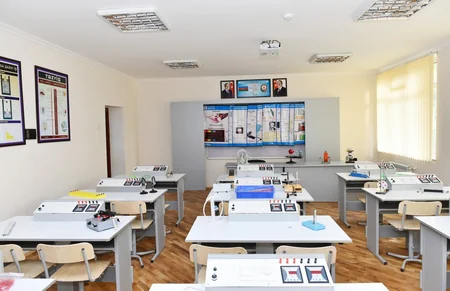 Prezident İlham Əliyev Bakıda 212 saylı məktəbdə yaradılan şəraitlə tanış olub