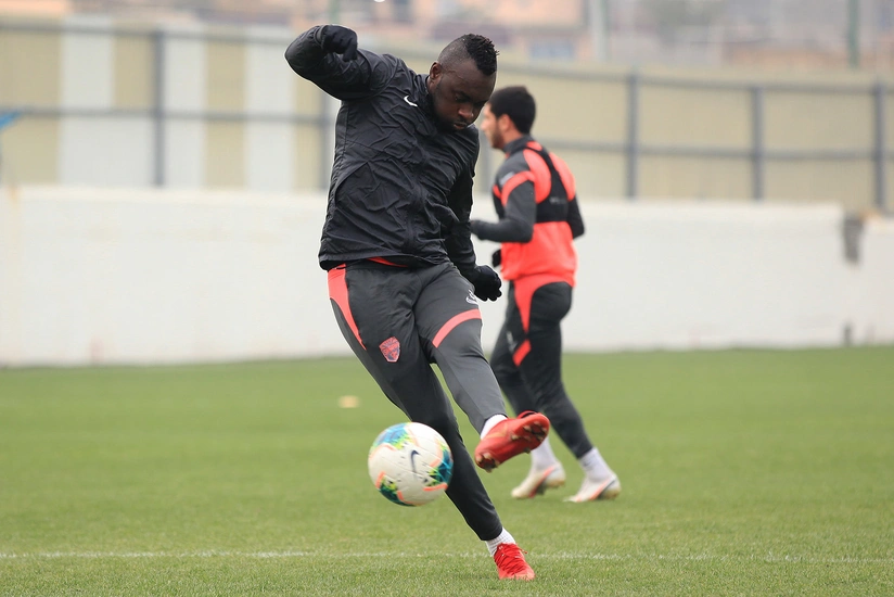 Sabahın daha bir futbolçusu koronavirusa yoluxdu