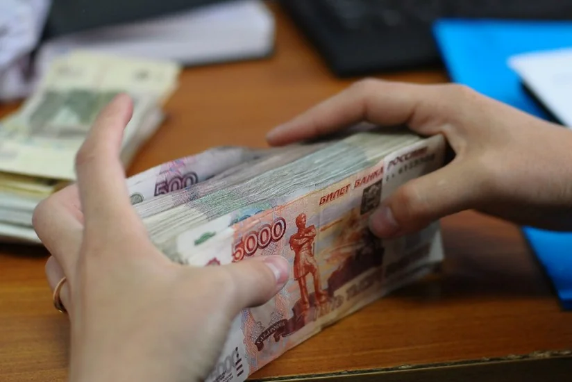 Азербайджанцы получают одни из самых высоких зарплат среди других мигрантов в России