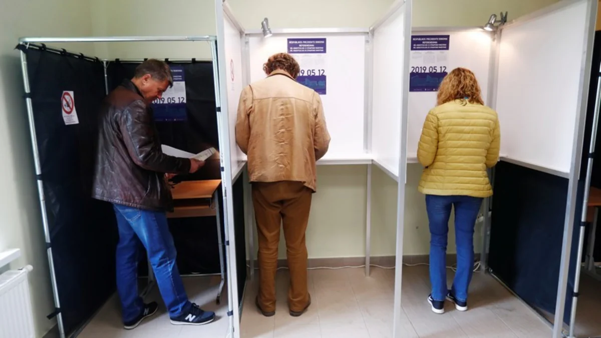 Litvada prezident seçkilərində və referendumda seçicilərin 56,5 faizi iştirak edib