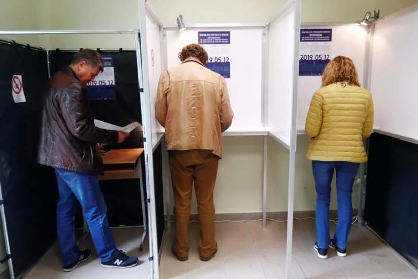 Litvada prezident seçkilərində və referendumda seçicilərin 56,5 faizi iştirak edib