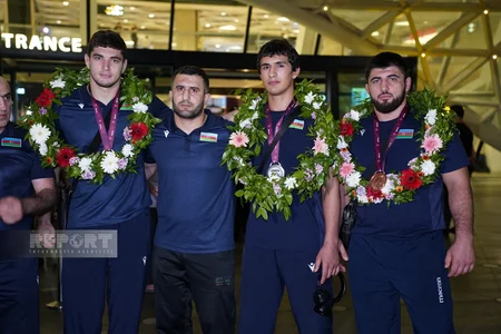 Avropa çempionatında komanda hesabında birinci olmuş Azərbaycan güləşçiləri Vətənə qayıdıb