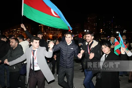 Bakıda Heydər Əliyev Mərkəzinin qarşısında xalq seçkinin ilkin nəticələrini izdihamla qeyd edir