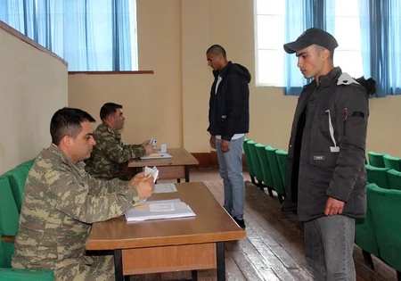 MN: Gənc əsgərlərin ailə üzvləri və yaxınları ilə görüşü məhdudlaşdırılıb