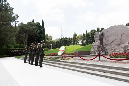 DİN-in kursantları Fəxri xiyabanda Ulu Öndər Heydər Əliyevin məzarını ziyarət ediblər