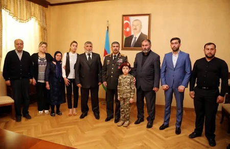 Награды военнослужащих, получивших посмертно звание Национального героя Азербайджана, вручены членам их семей