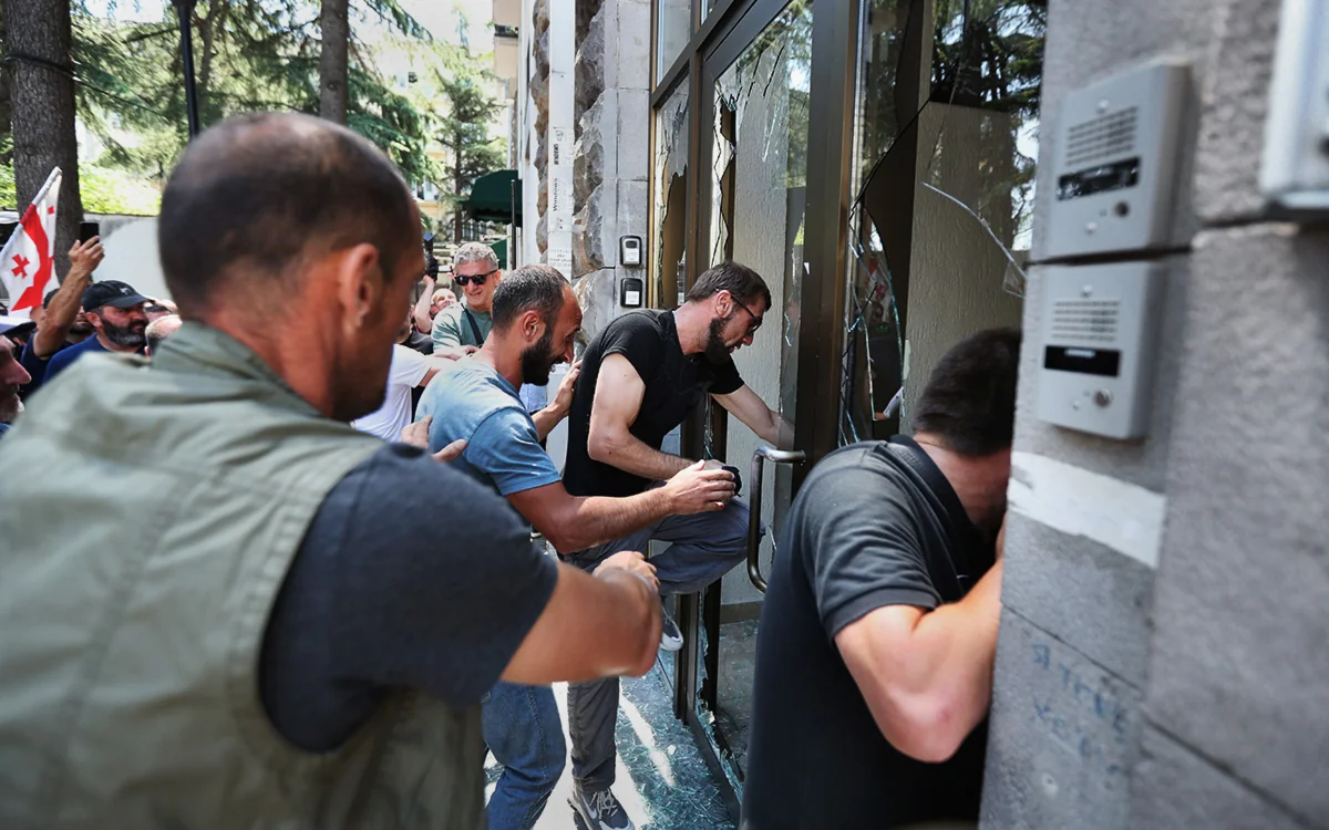 На митинге за отставку премьера Грузии начались стычки с полицией