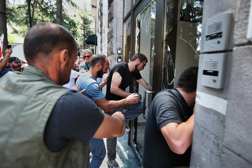 На митинге за отставку премьера Грузии начались стычки с полицией