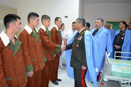 Zakir Həsənov hospitalda müalicə olunan hərbçilərə baş çəkib