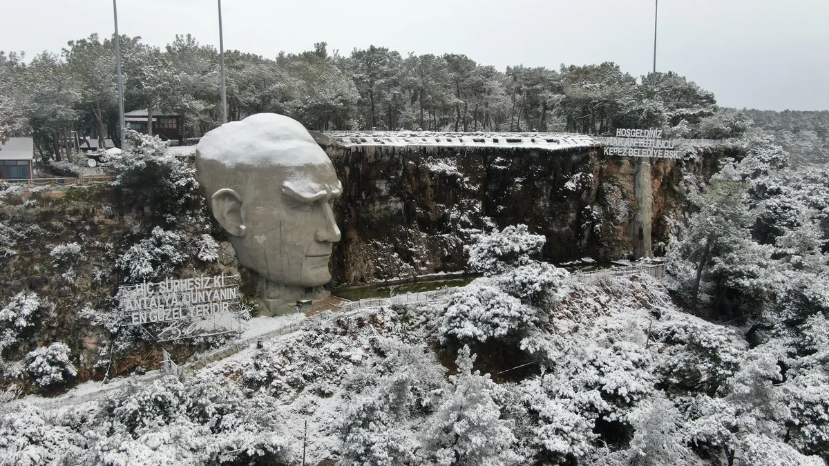 В Анталии впервые за 29 лет выпал снег