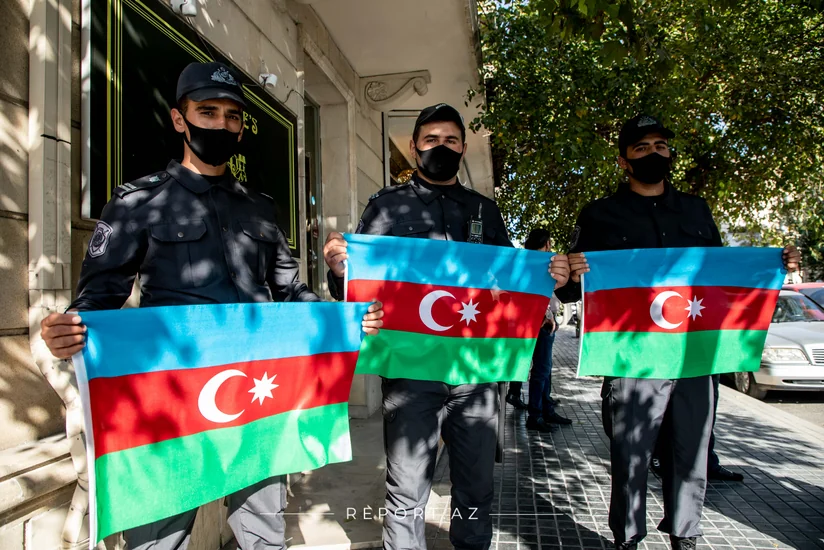 Lənkəranda dərzi bayraq tikərək pulsuz paylayır