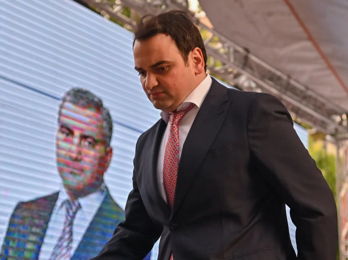 Samvel Karapetyanın qardaşı oğlu evində axtarışlardan sonra polisə bölməsinə aparılıb