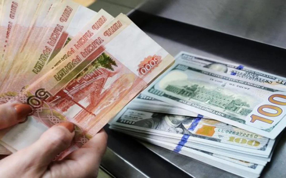 В России курс доллара за неделю вырос на 22 рубля